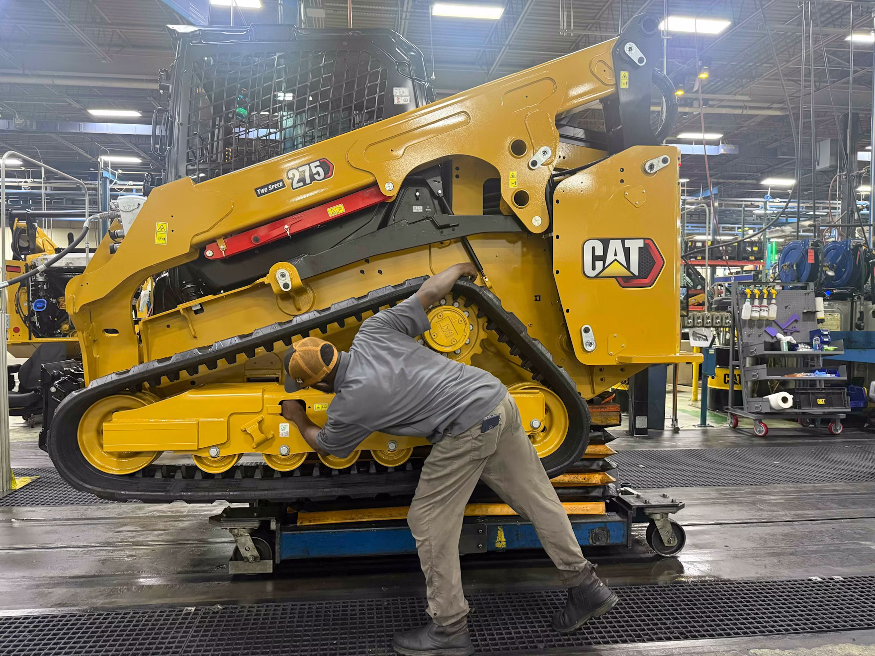 Working on a Cat 275 at Caterpillar's plant in Sanford, North Carolina, where the company seeks to hire 600 workers. Source: Caterpillar
